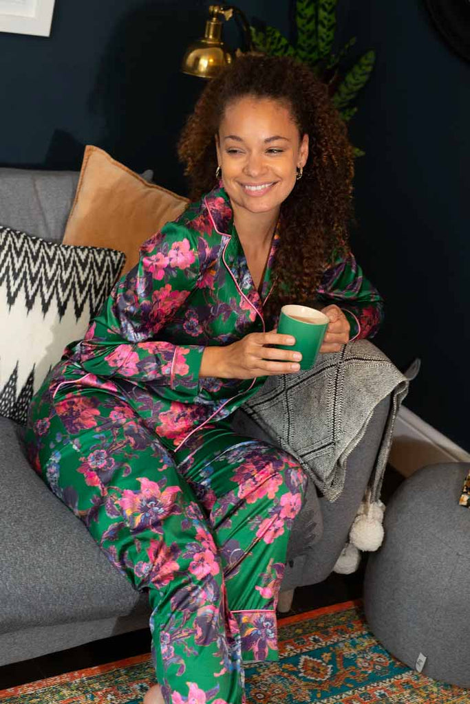 Hope & Ivy The Asha Satin Pyjama Set With Matching Fabric Bag And Scrunchie In Pop Pink Florals